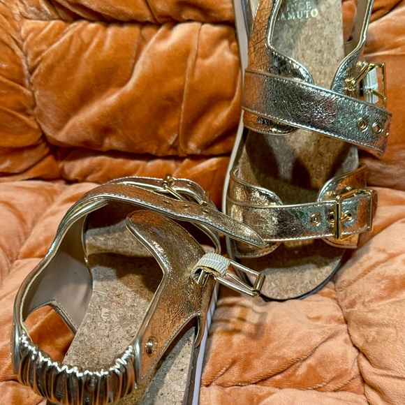 Vince Camuto size 10 gold sandals - Picture 3 of 5